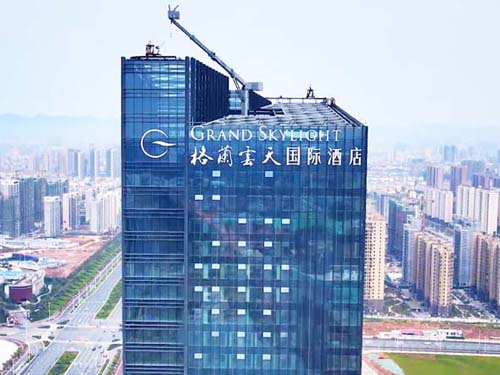 吉安格蘭云天國際酒店幕墻發(fā)光字制作安裝工程
